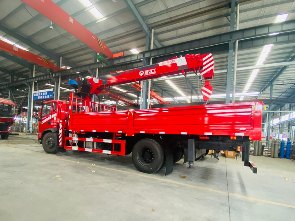 國六東風DV3新飛工8噸四節(jié)直臂吊機隨車吊