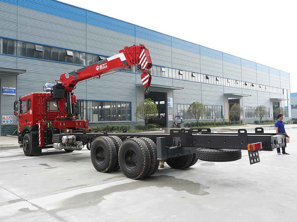 國六東風(fēng)T5后雙橋新飛工12噸五節(jié)直臂吊機隨車吊