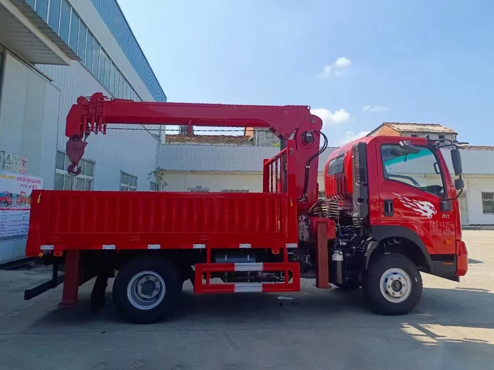 國(guó)六重汽藍(lán)牌長(zhǎng)威5噸四節(jié)直臂吊機(jī)隨車吊